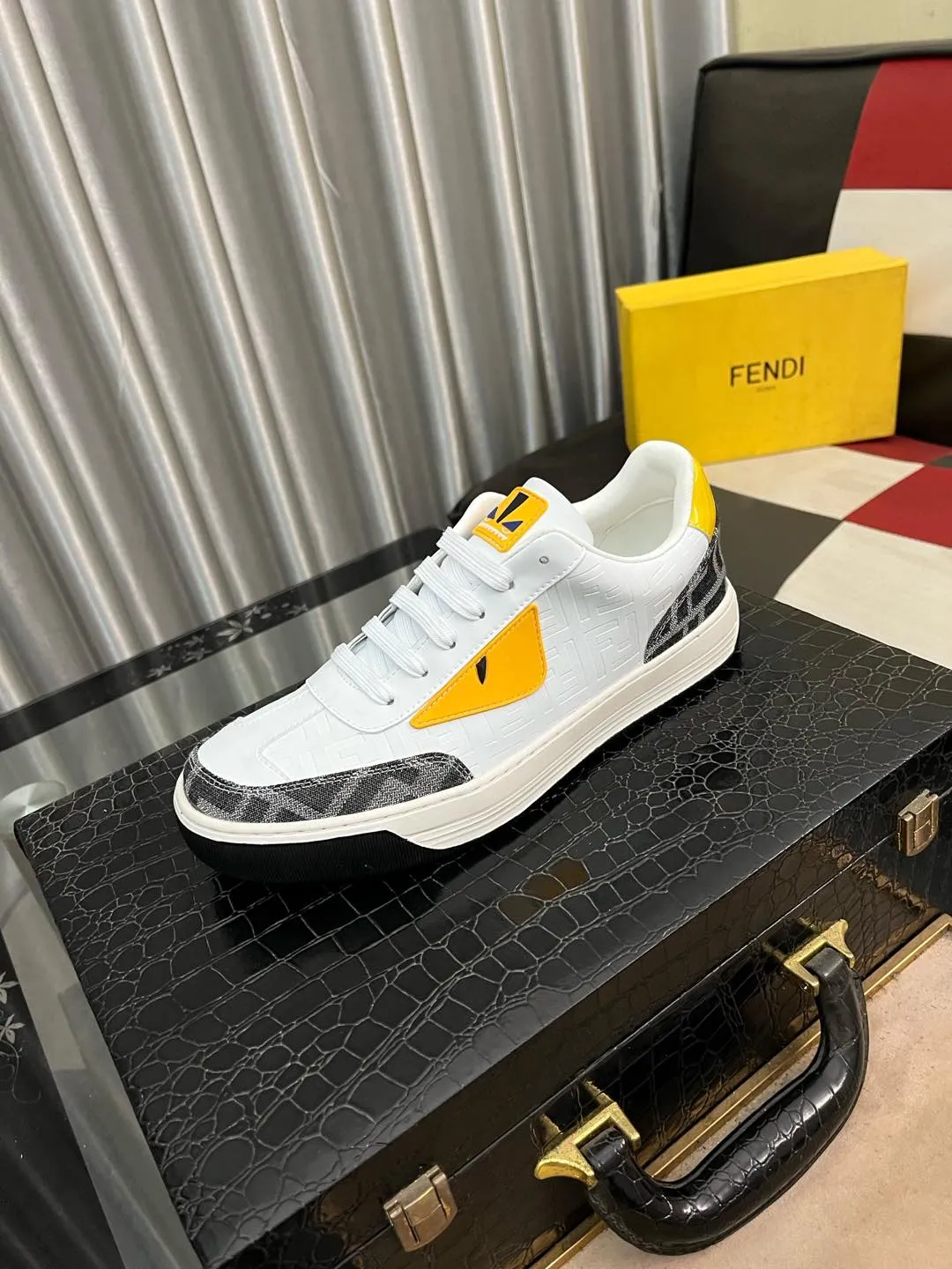 Men's shoes 💰400⌚️⌚️[fendi] Fendi classic and comfortable men, this complex sneaker is made of soft calfskin➕genuine leather lining➕original ultra-light rubber material with rough outsole. This unique and light style is suitable for the casual and refined sensibility of this season. It is comfortable and natural on the feet. It is an everyday style for casual travel in autumn and winter! 38−443️⃣colors available